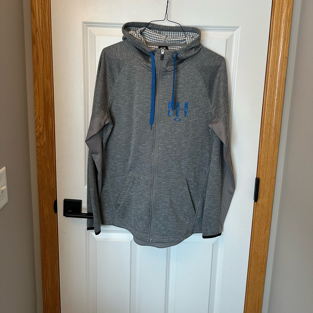 Men’s gray Oakley hoodie with full zipper and pockets. Size M.